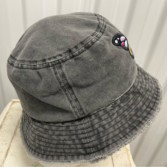 David and Young embroidered butterfly bucket hat with & vintage rhinestone pin - Picture 12 of 15
